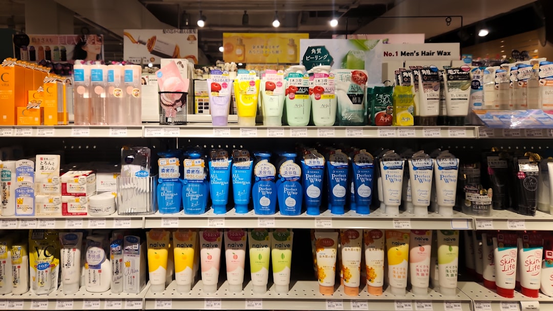 a-store-filled-with-lots-of-different-types-of-drinks-gnis15pti-m